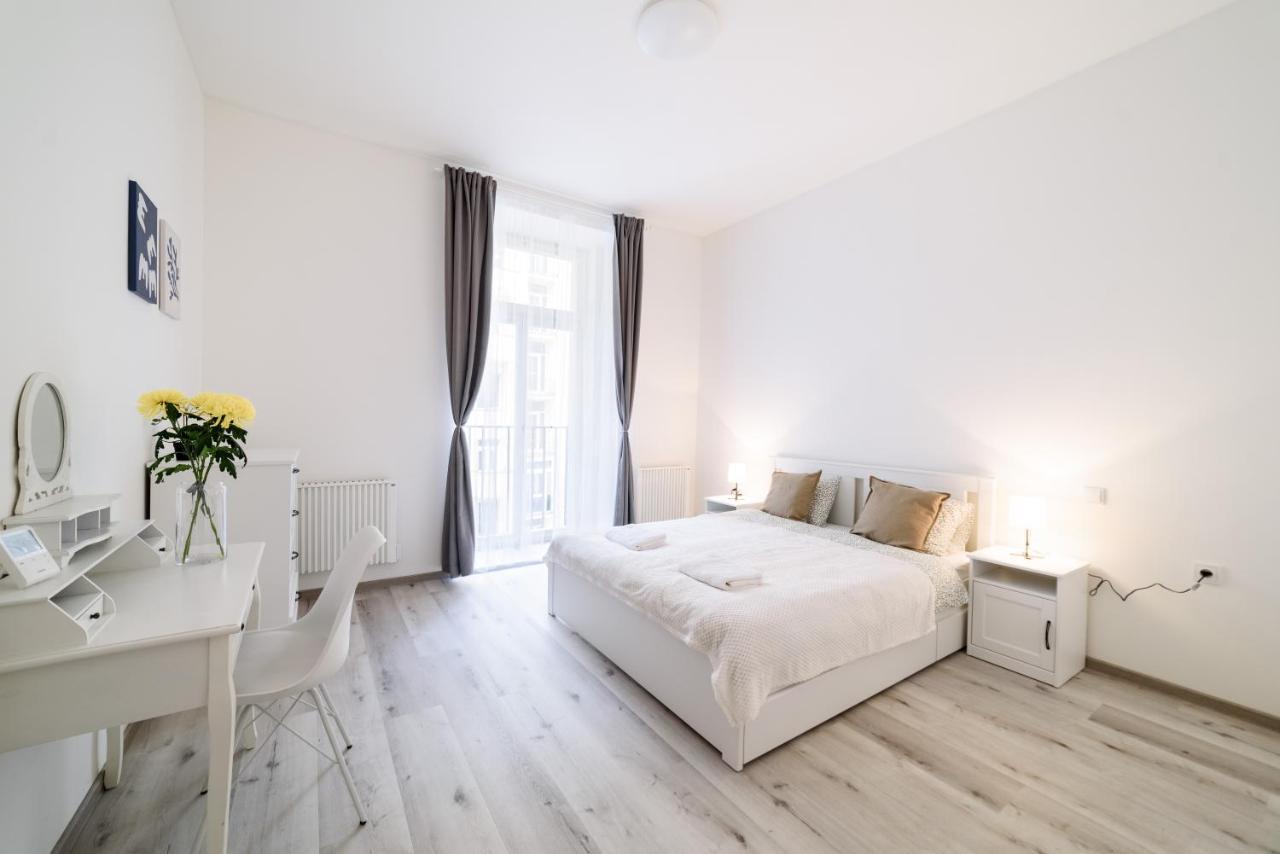 New Apartments Near Dancing House Prague Luaran gambar