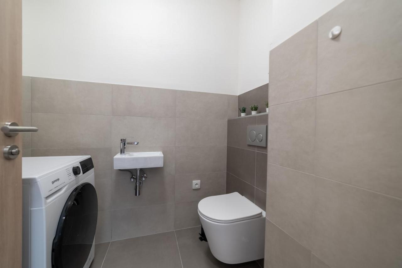 New Apartments Near Dancing House Prague Luaran gambar