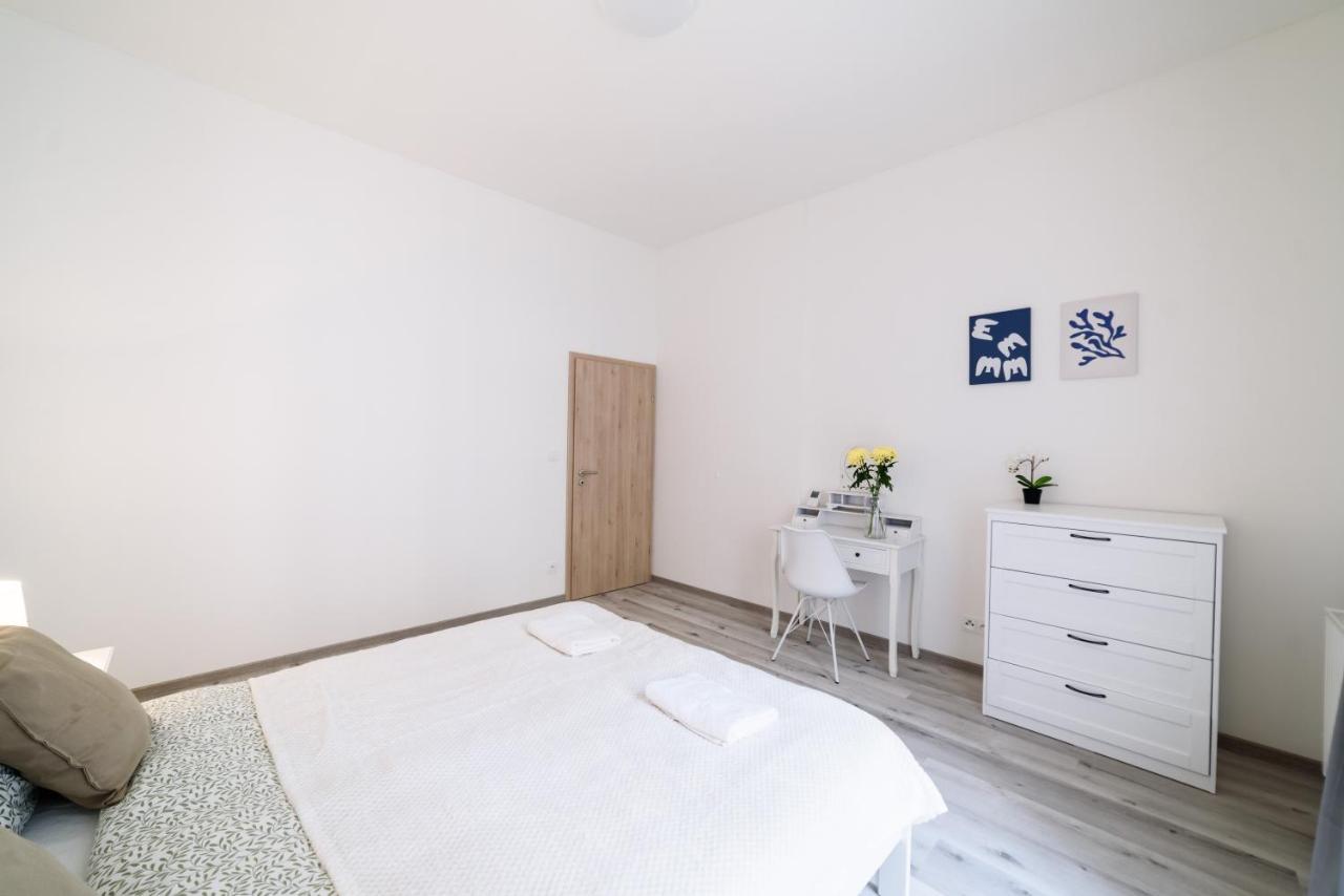 New Apartments Near Dancing House Prague Luaran gambar